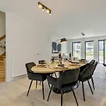 Huswell - Spacious Family Retreat With Terrace