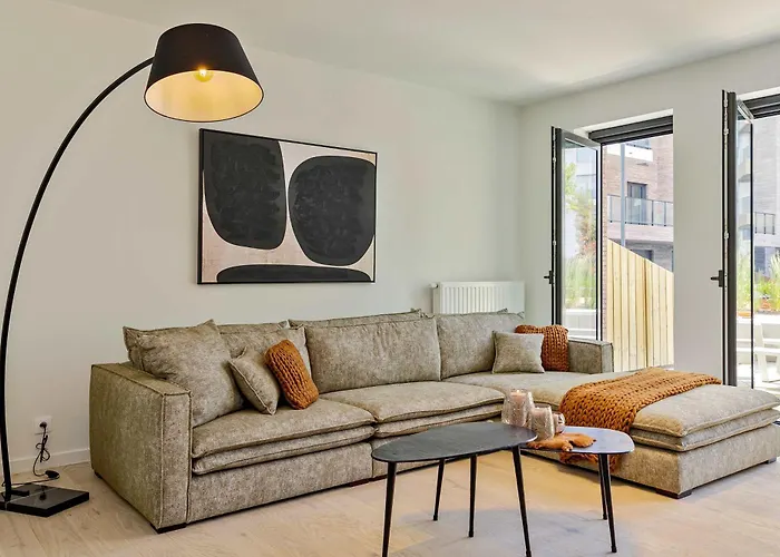 Huswell - Spacious Family Retreat With Terrace